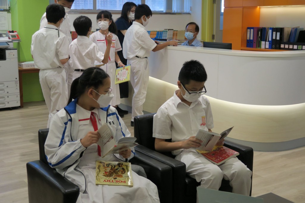 Library Tour - F.1 students reading English books
